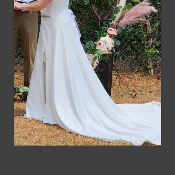 Wedding dress with belt. - Picture 2 of 2
